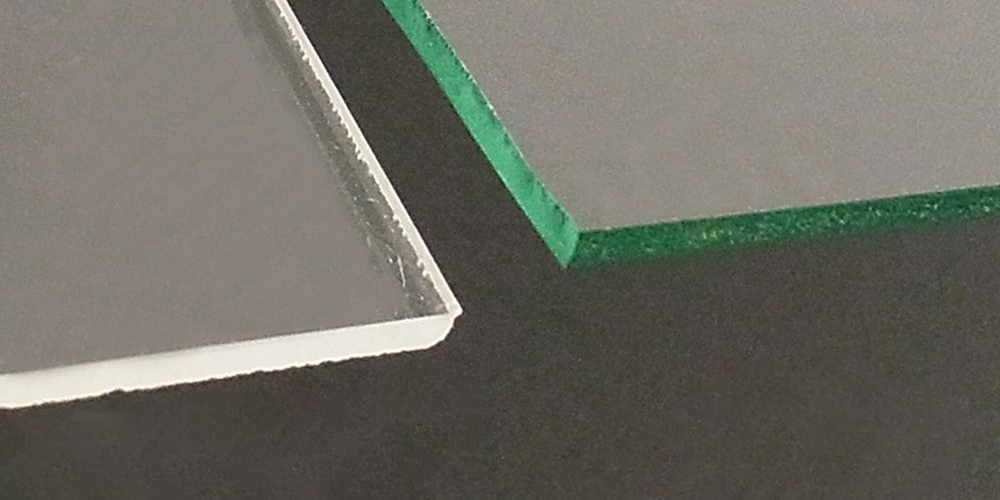 額縁の表面カバー、アクリルとガラスの違いについて