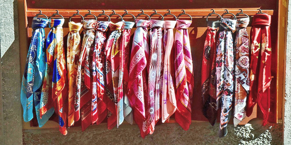 スカーフを額縁に飾るには