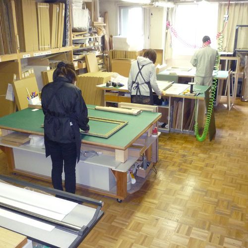 工房風景（仕上げ、額装室）