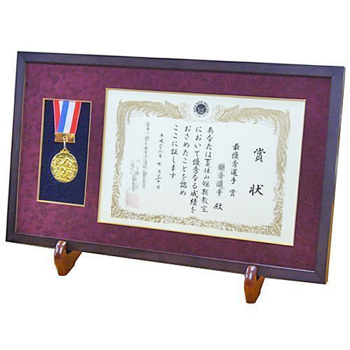 水泳教室の賞状とメダル