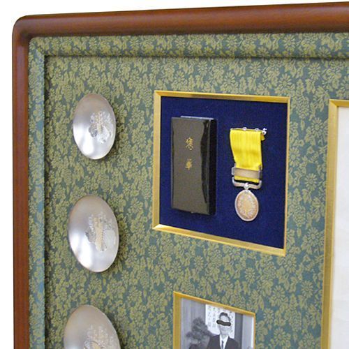 黄綬褒章と銀杯、褒章記