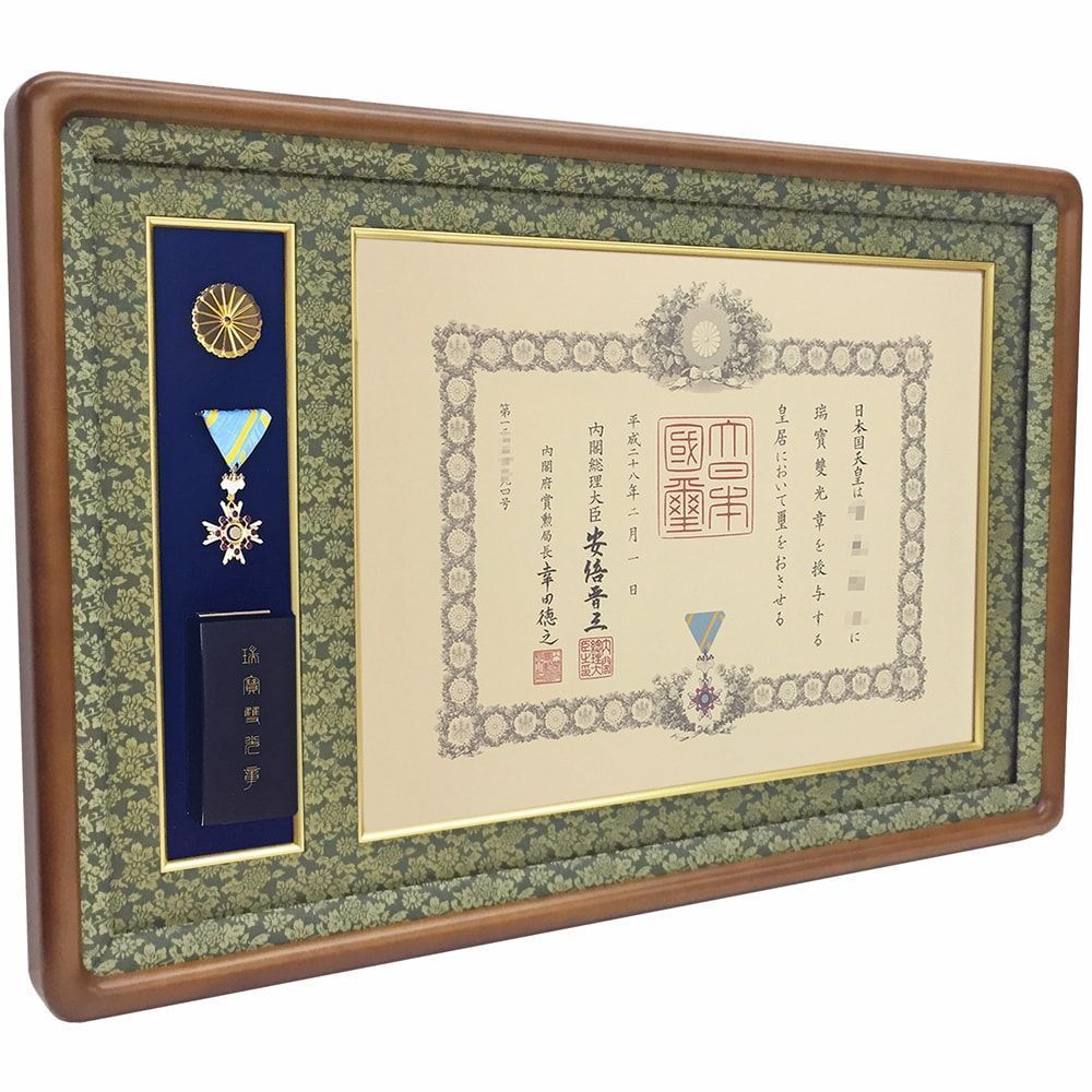 支那事変従軍記章 証書の大きさに合わせて、コンパクトな勲章額をお作り