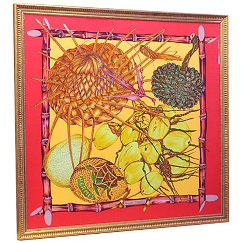 赤のスカーフを金の額縁に