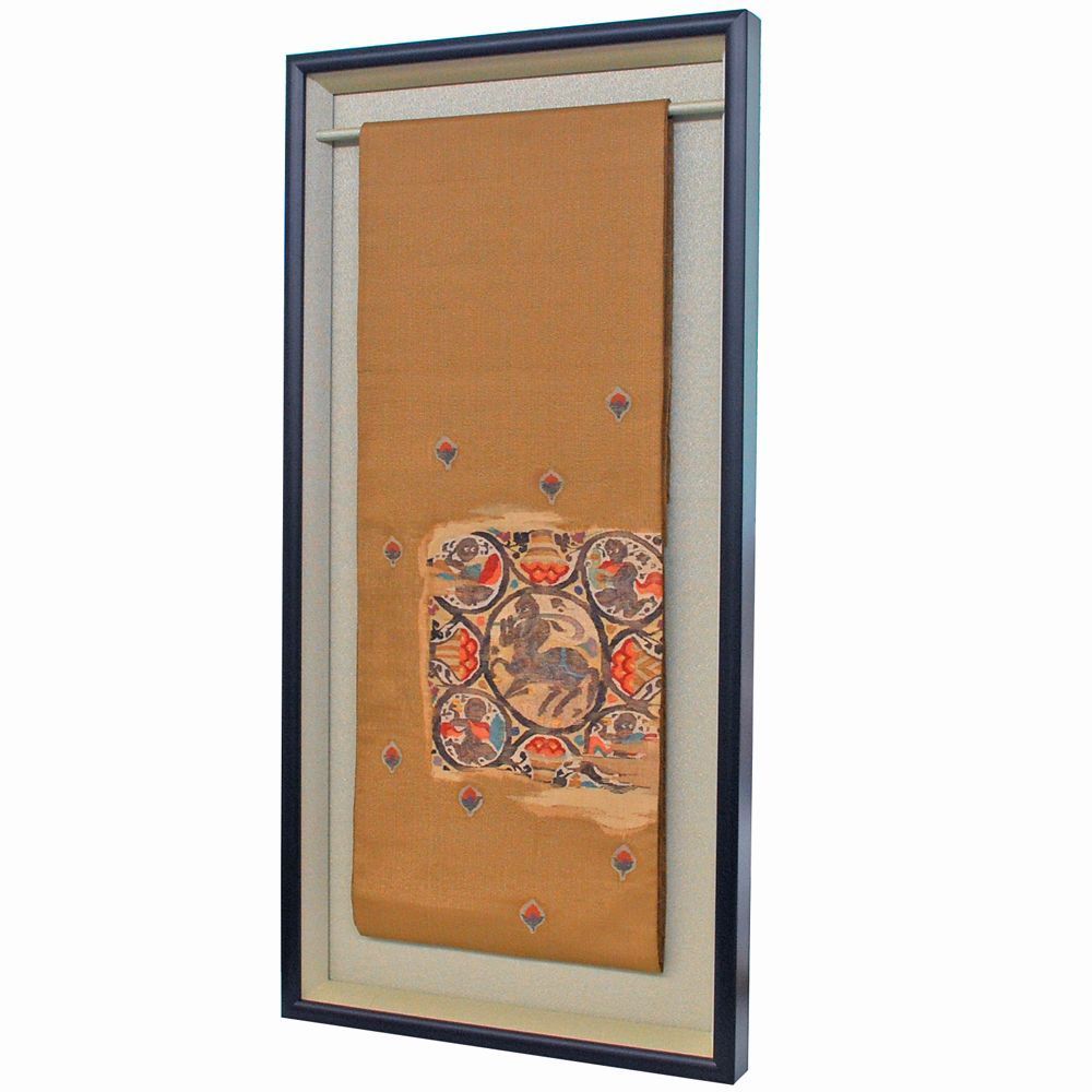 帯をぶら下げて額縁に