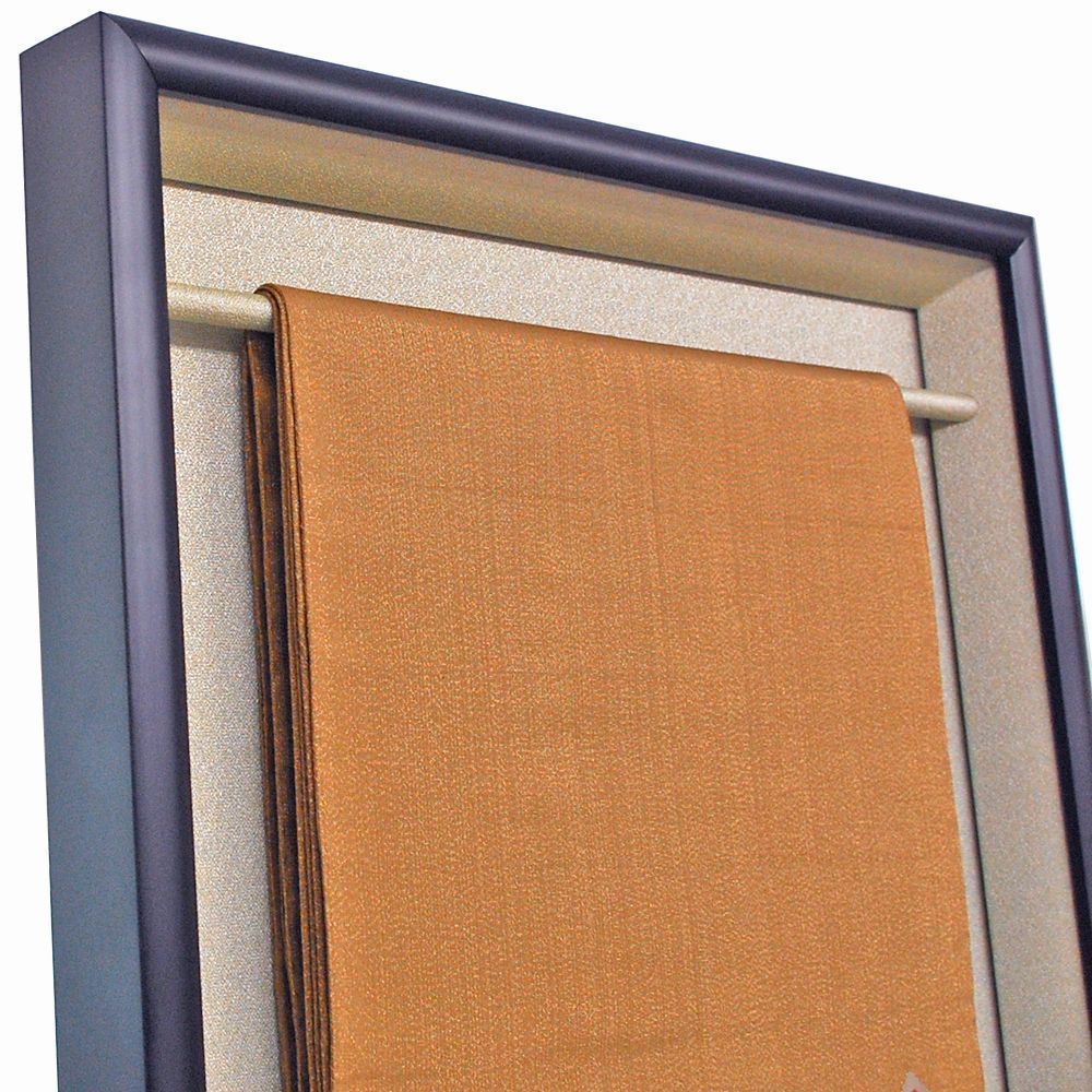 帯をぶら下げて額縁に