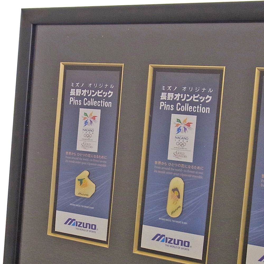 額装実例2 台紙付きのピンバッジ