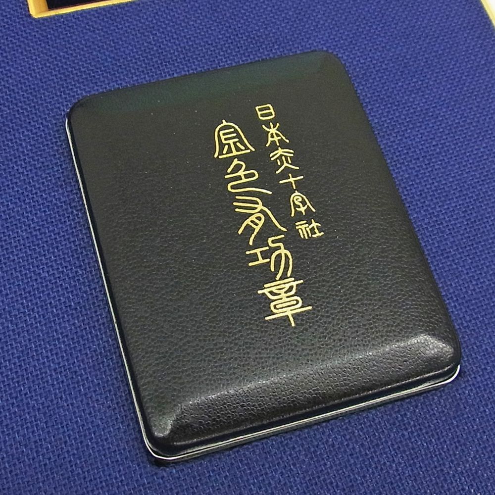 額装実例5 赤十字金色有功章
