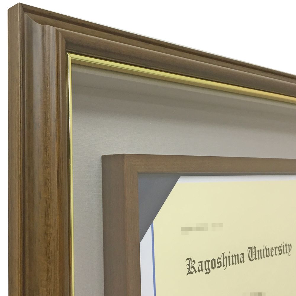 学位記と学位ホルダー