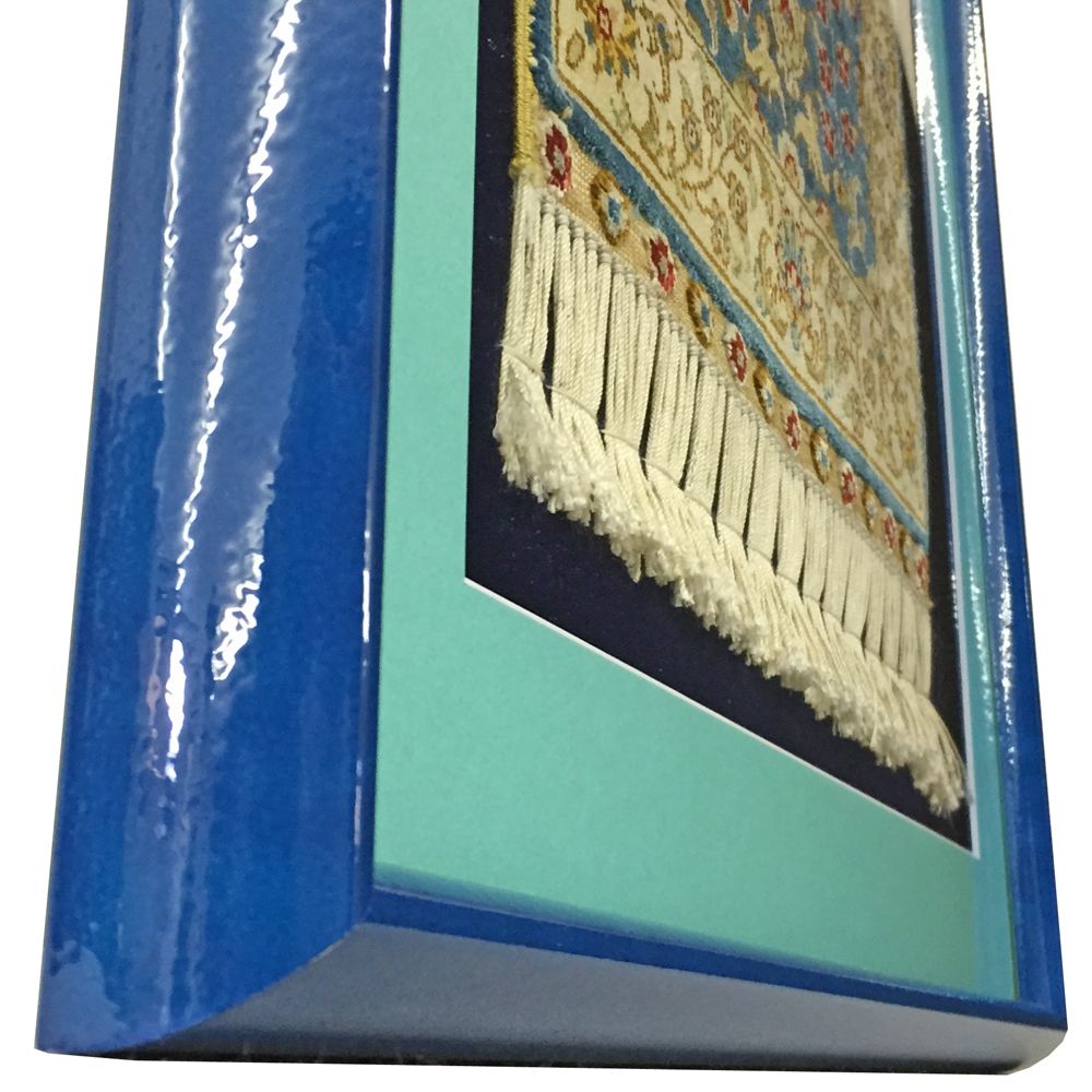 絨毯をブルーの額縁で