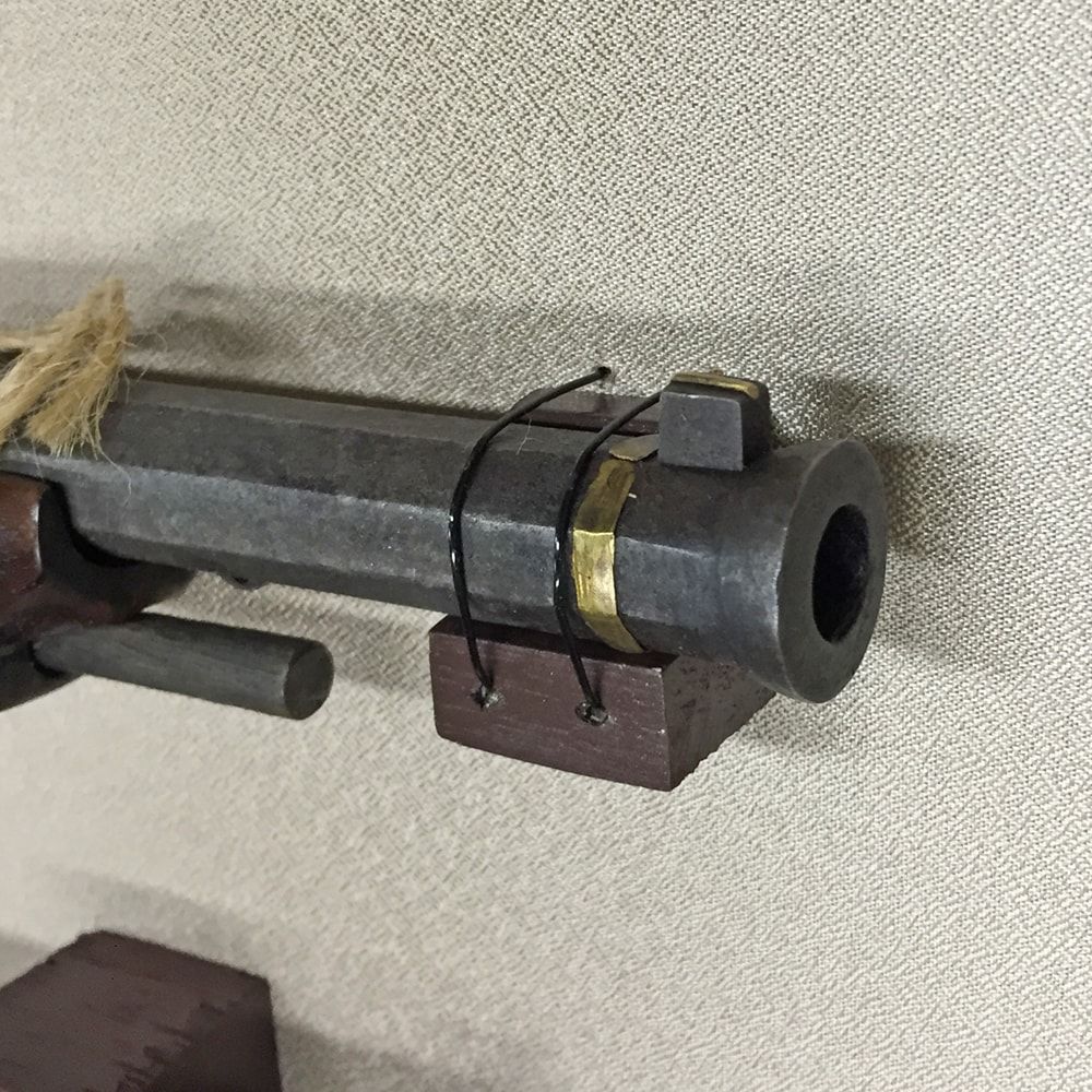 額装実例6 火縄銃のレプリカ