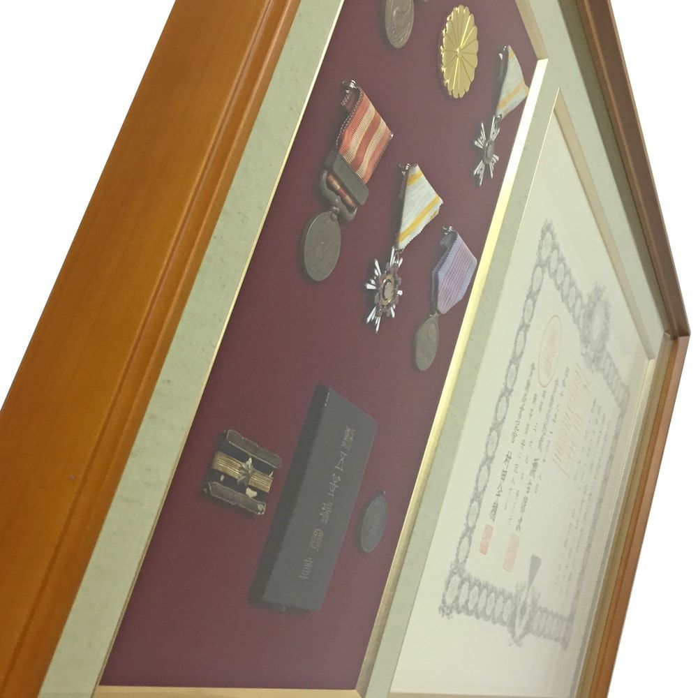 勲章と従軍記章、陸軍襟章