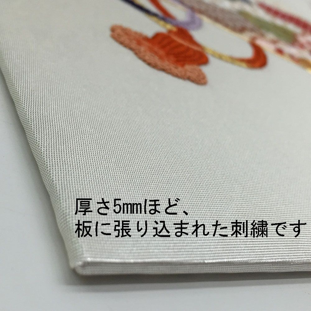 額装実例7 ボードに張られた刺繍
