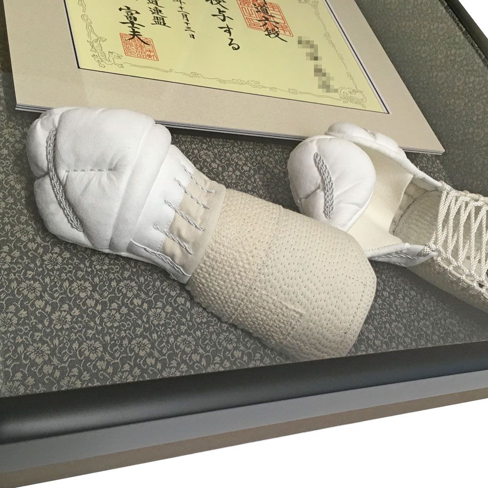 額装実例3 剣道昇段記念 証書と小手