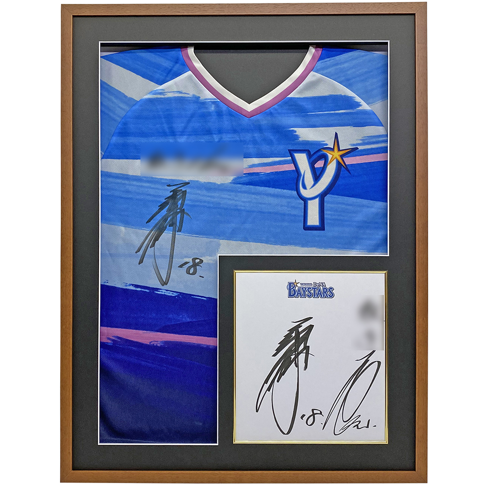 サイン入ユニフォームと色紙