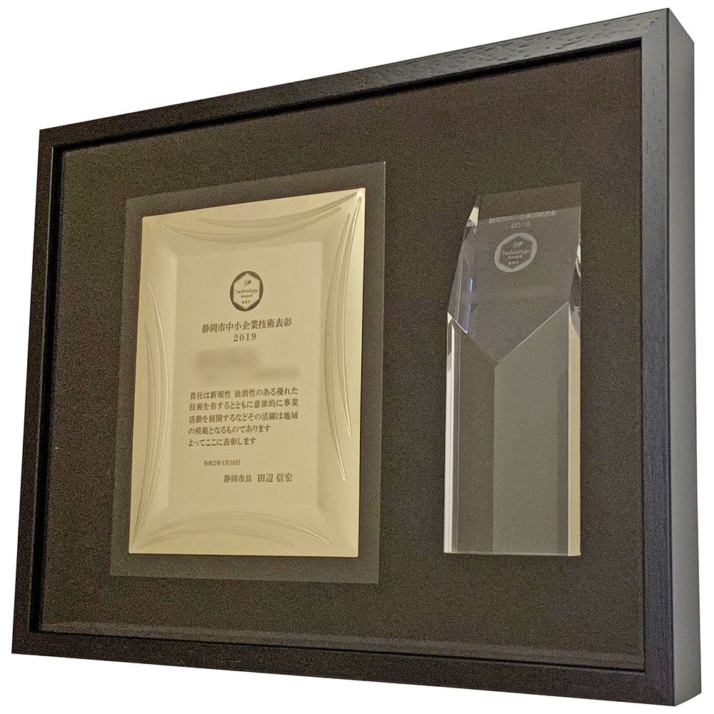 クリスタルトロフィーと楯