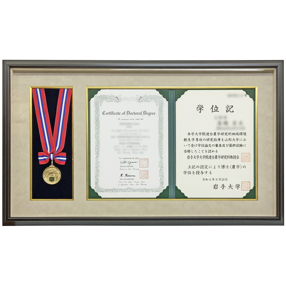 学位記とリボン付きのメダル