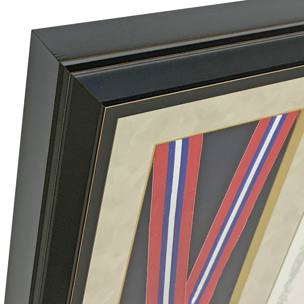 学位記とリボン付きのメダル