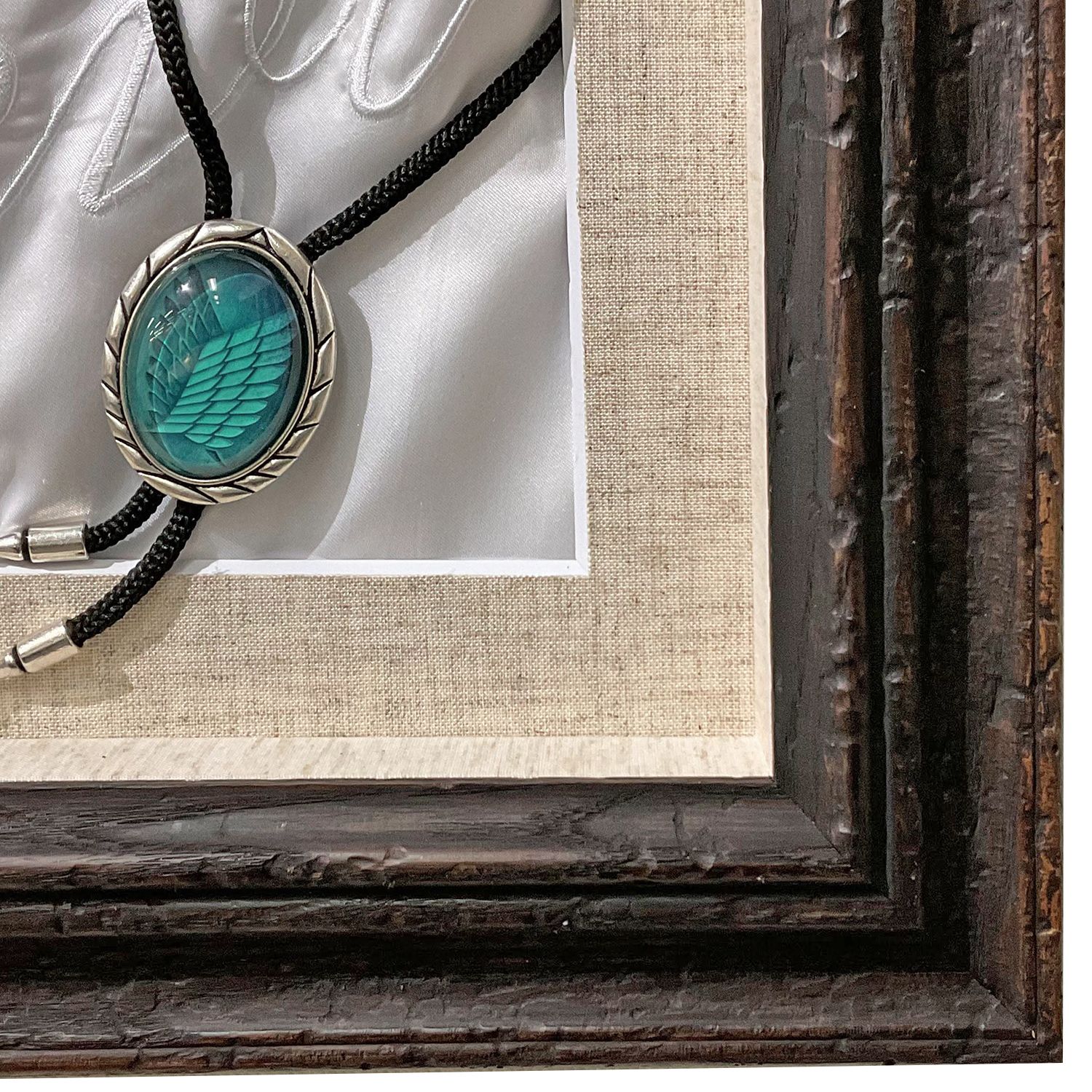 額装実例2 進撃の巨人 リヴァイのスカーフとエルヴィンのループタイ