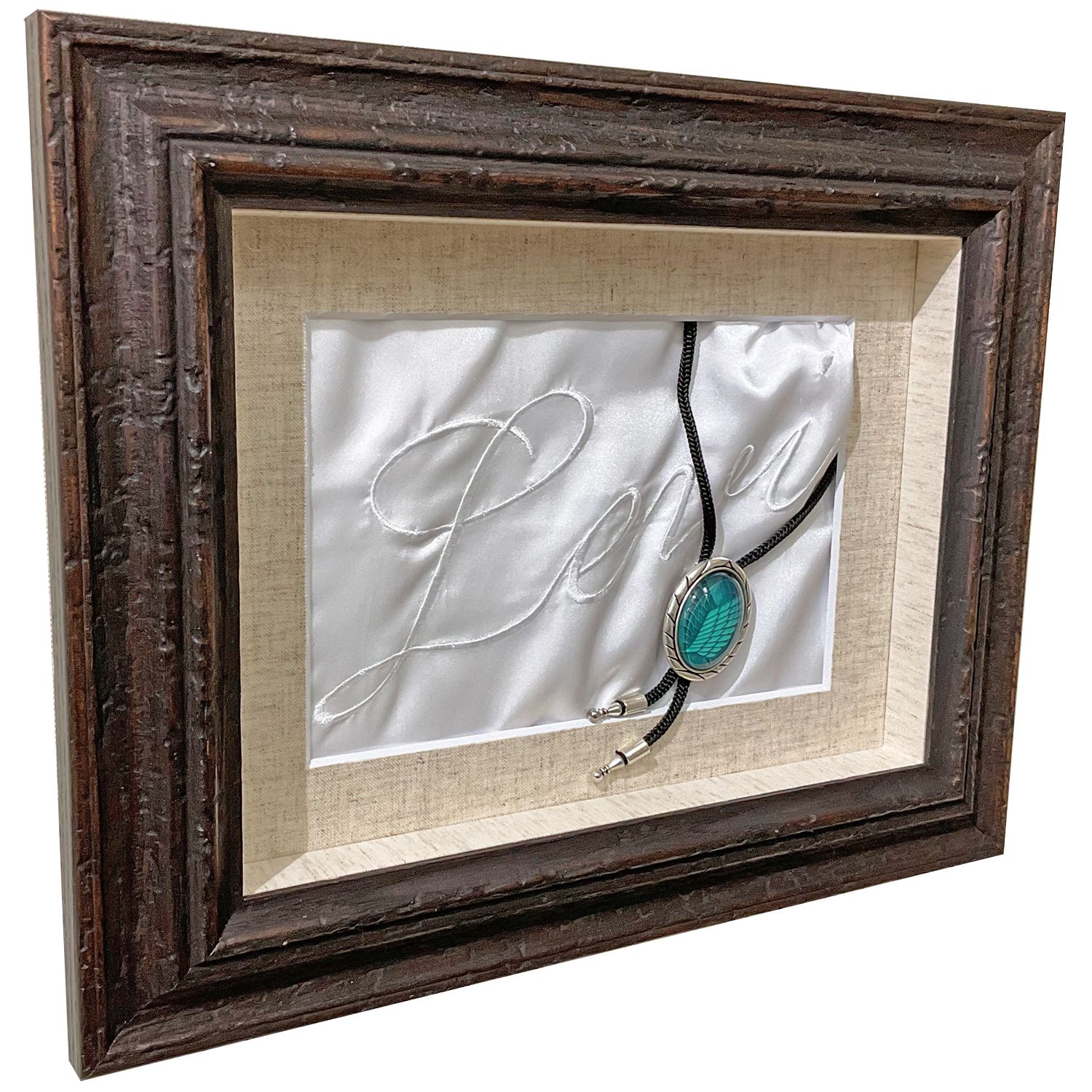 額装実例3 進撃の巨人 リヴァイのスカーフとエルヴィンのループタイ