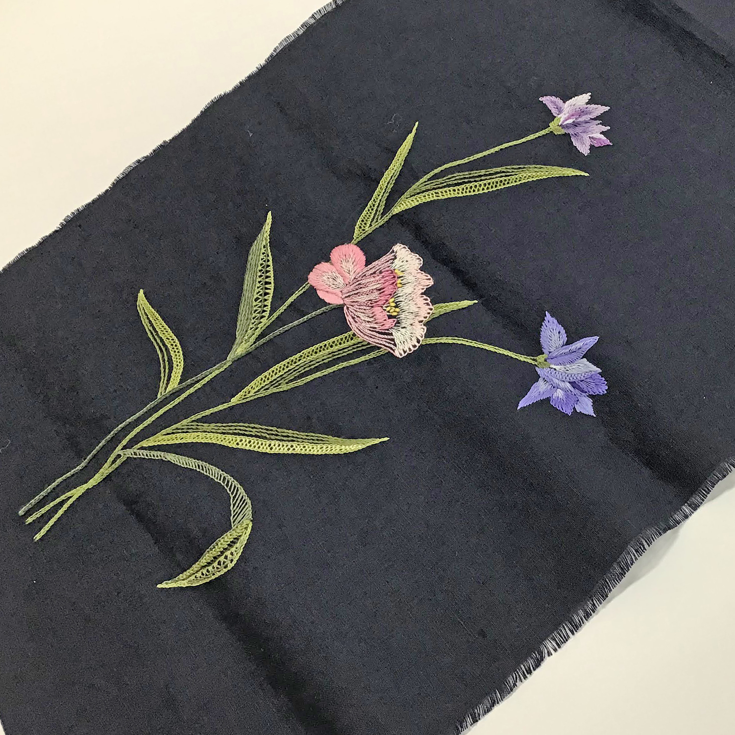 文化刺繍 刺繍作品は、既製の一般額で手軽に額装可能です