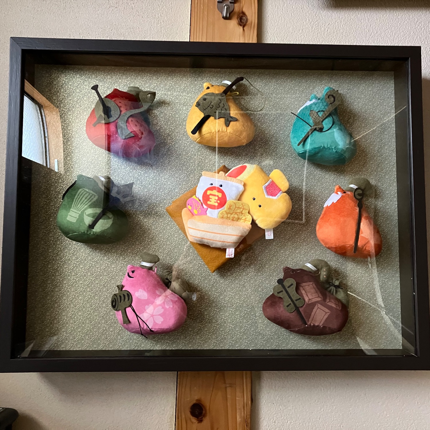 銘菓ひよこサンより発売された「七福のひよ子ものがたり」ぬいぐるみマスコット
