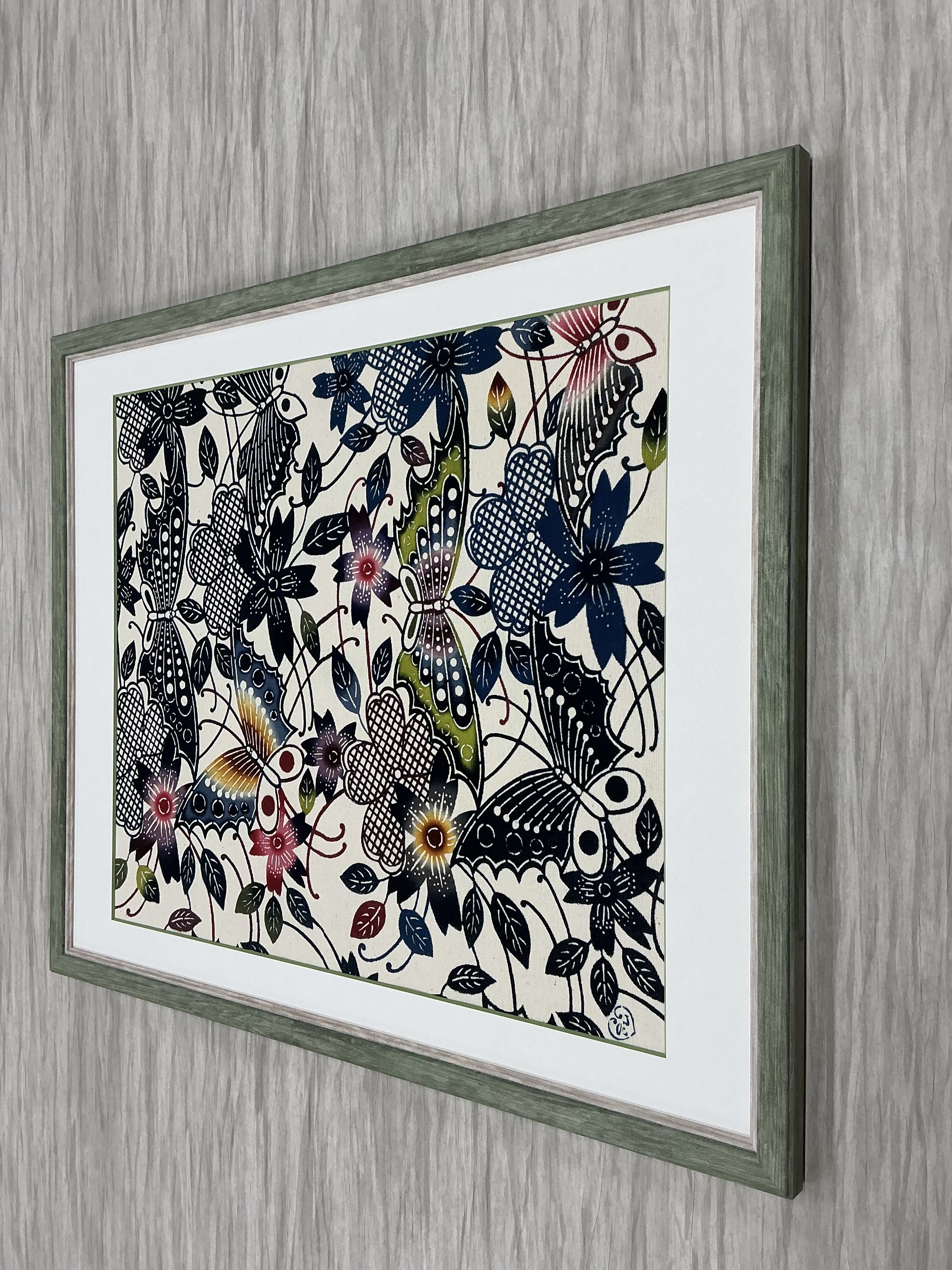 蝶が染色された布を裏打ちして額装しました 額縁のタカハシ松本店 2