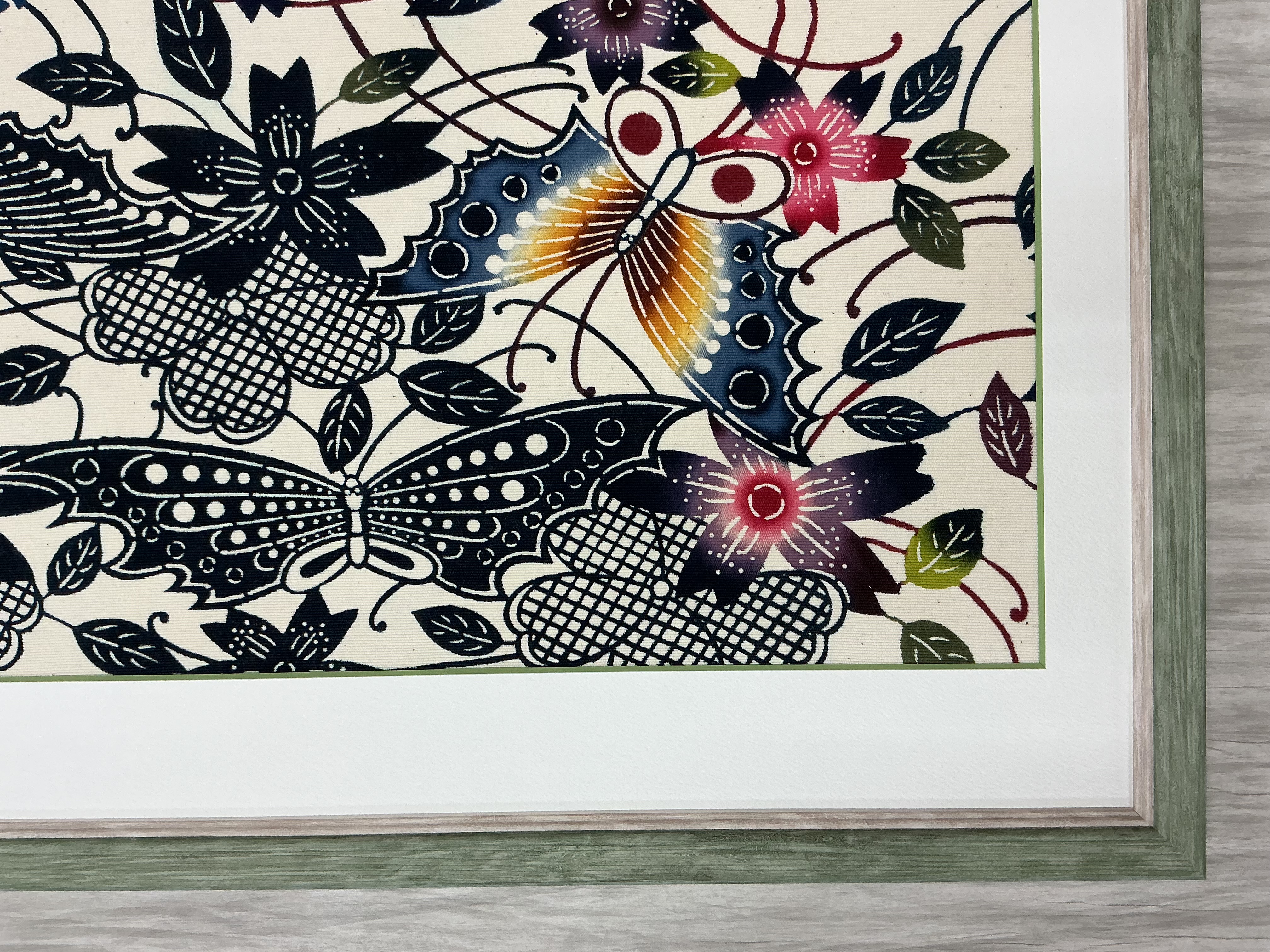 蝶が染色された布を裏打ちして額装しました 額縁のタカハシ松本店 3