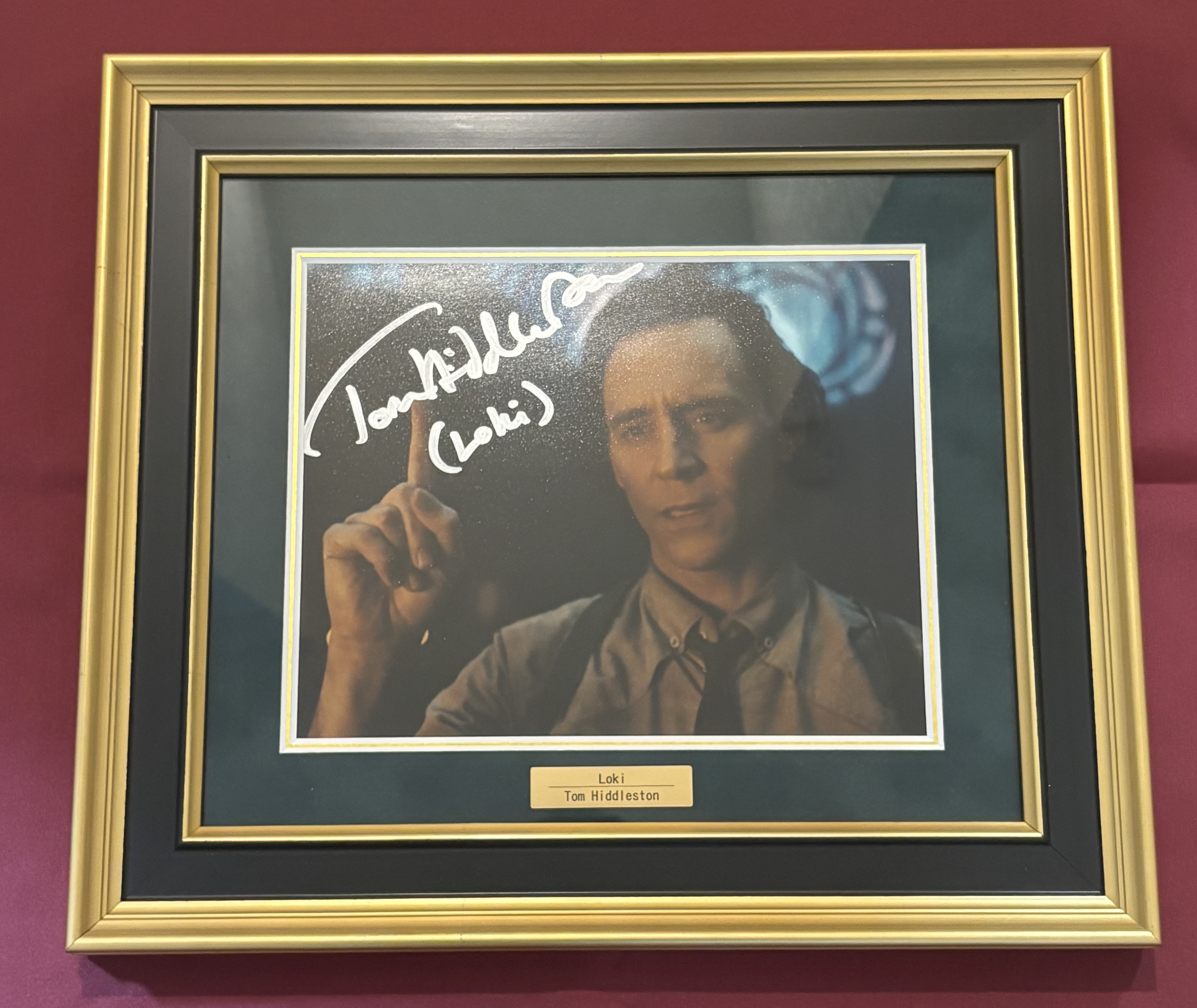 fra-me トムヒドルストンのサイン ジョニー