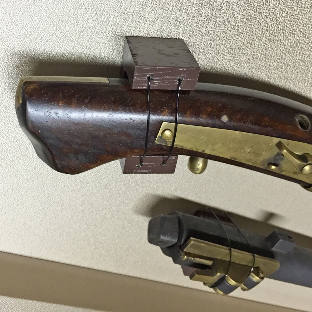 火縄銃のレプリカ 額縁の中に台座を設けて、平行に見栄え良く