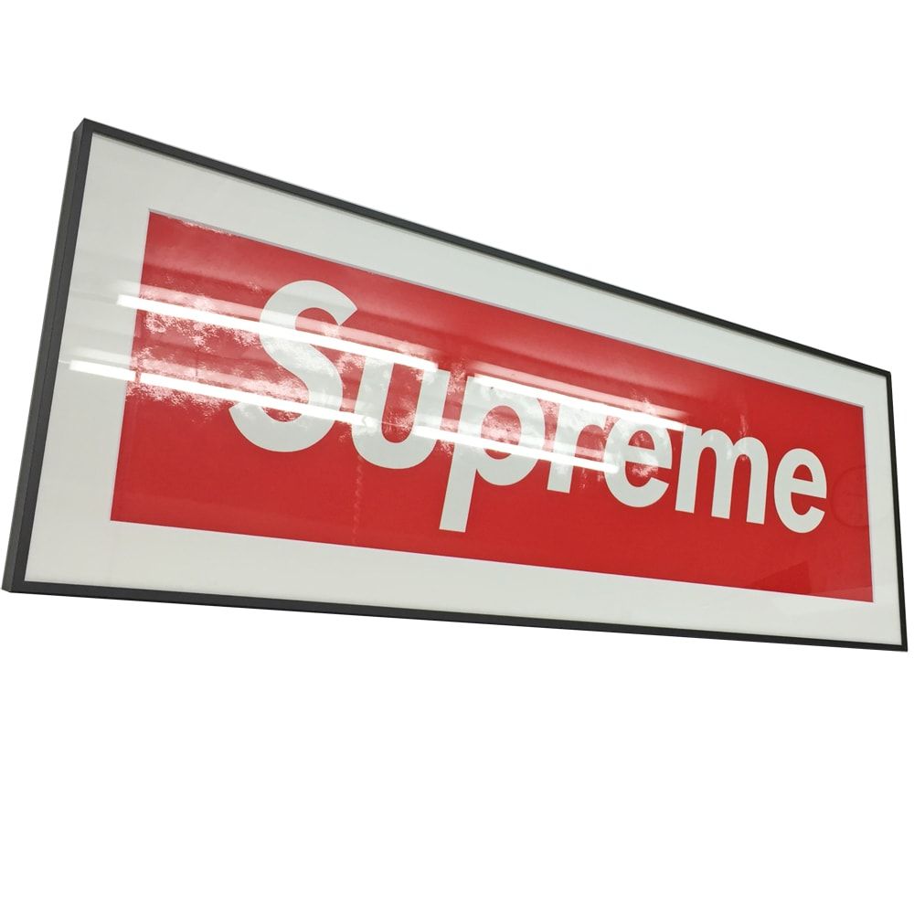 Supreme ステッカー | 特大ステッカーを額縁に、シュプリームのロゴ 