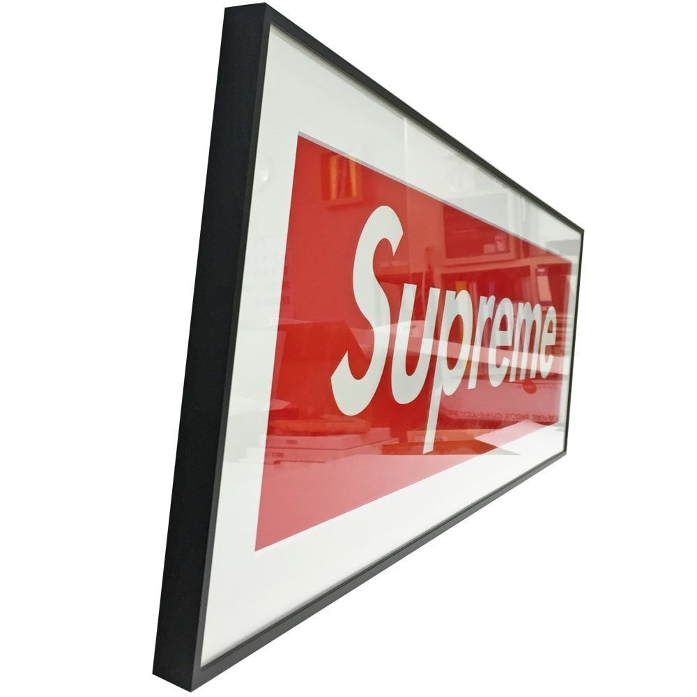 Supreme ステッカー 特大ステッカーを額縁に、シュプリームのロゴステッカーです