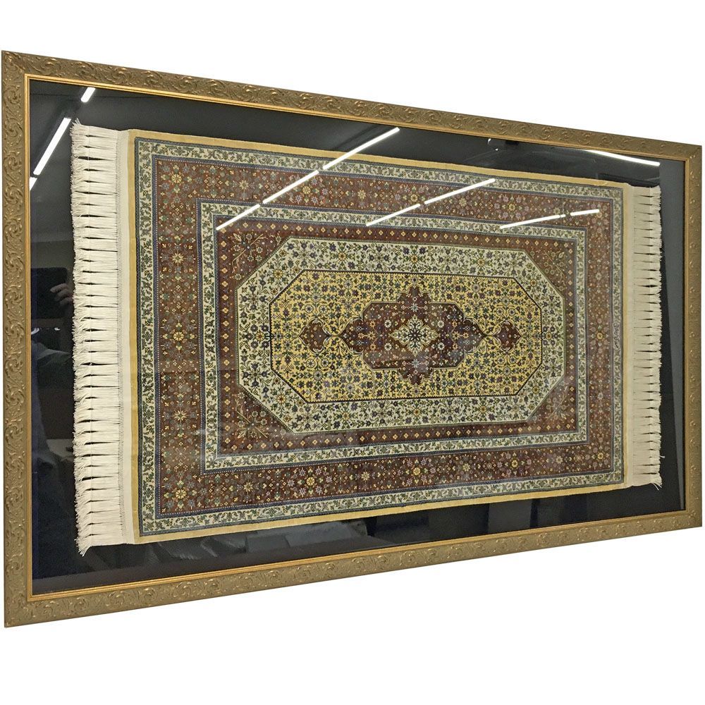 ペルシャ絨毯 | 立体額に絨毯を飾る、言葉では簡単ですが根気のいる 