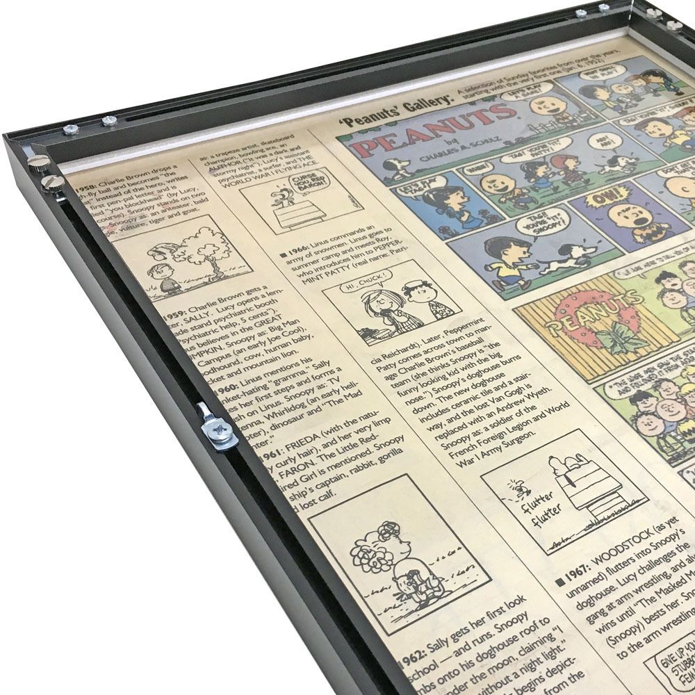 ピーナッツ最終回 新聞 スヌーピーが登場する漫画の最終回 紙面の両面を見せての額装です