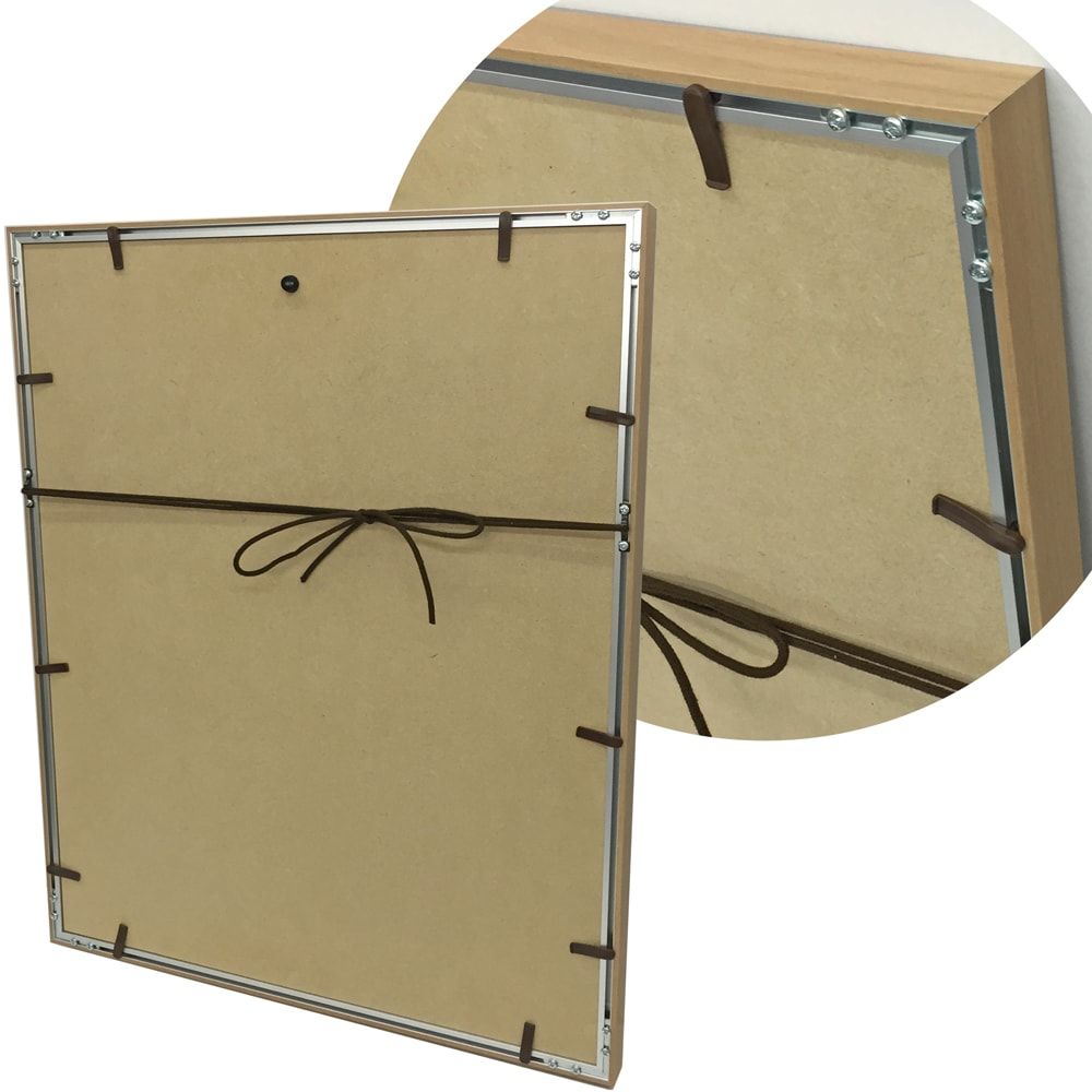簡易ユニフォームケース 布張りのハンガーが付属する、折り畳み型ユニフォーム額