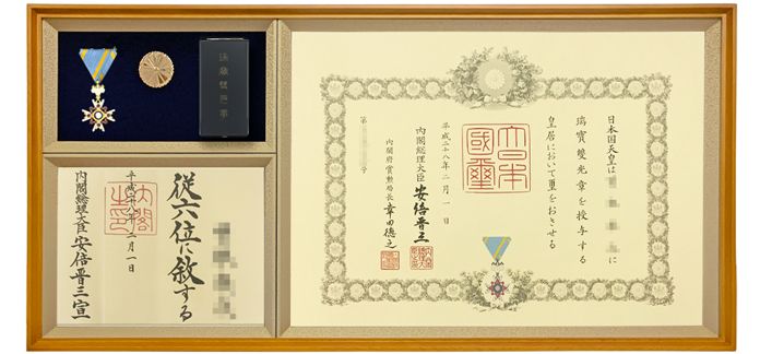 勲章や賞状を一緒に入れる額縁